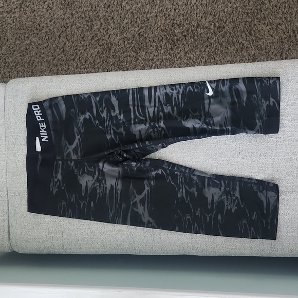 Nike Dri-Fit Crop Leggings - Picture 1 of 5